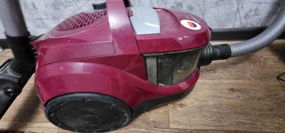Пылесос BOSCH в рабочем состоянии