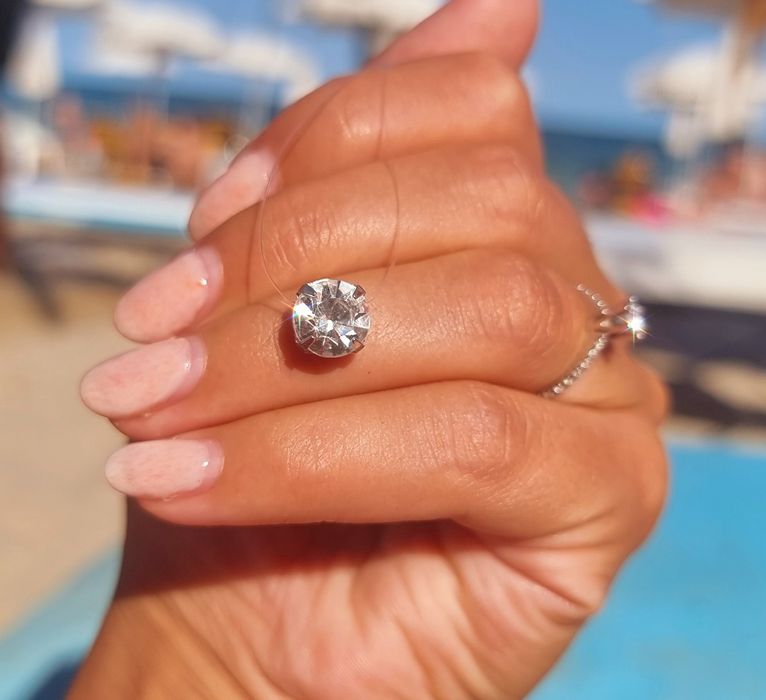 Колиета с Цирконий върху корда