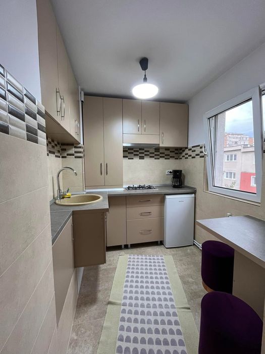 Închiriez garsoniera