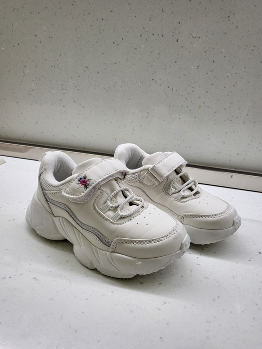 Олекотени маратонки