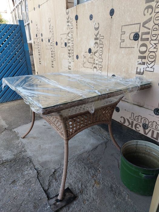 Большой ратанговый стол