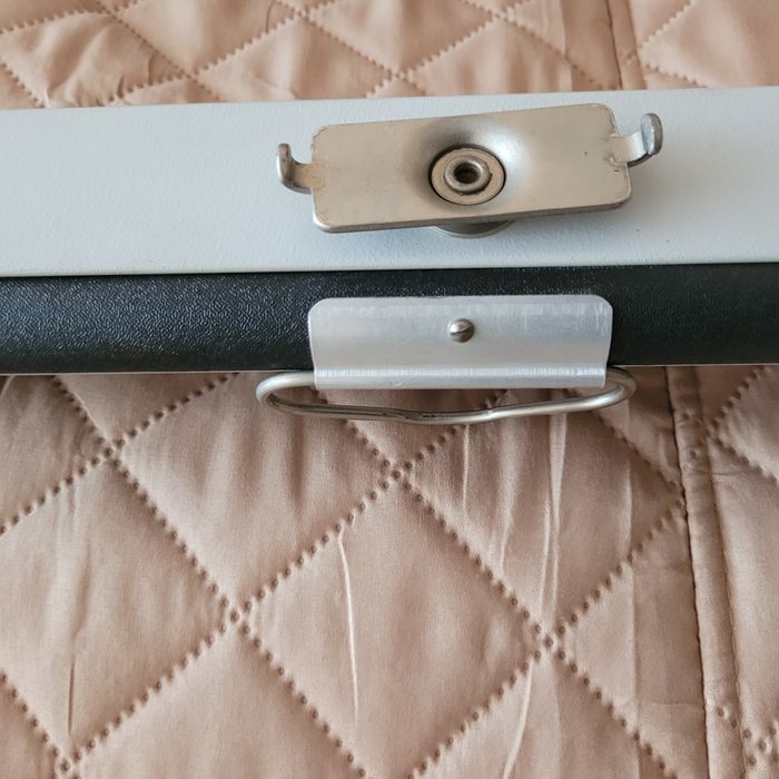 Кино екран на тринога.