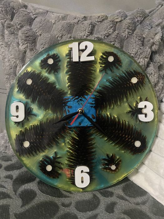 Стенен часовник от дърво и епосидна смола