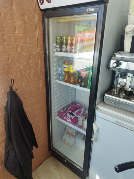 Продам ветринный холодильник для напитков