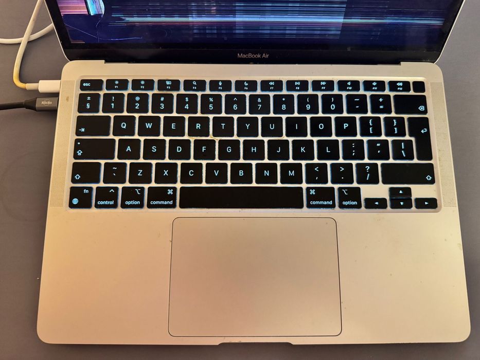 Macbook air m1 2020, full functional, display stricat