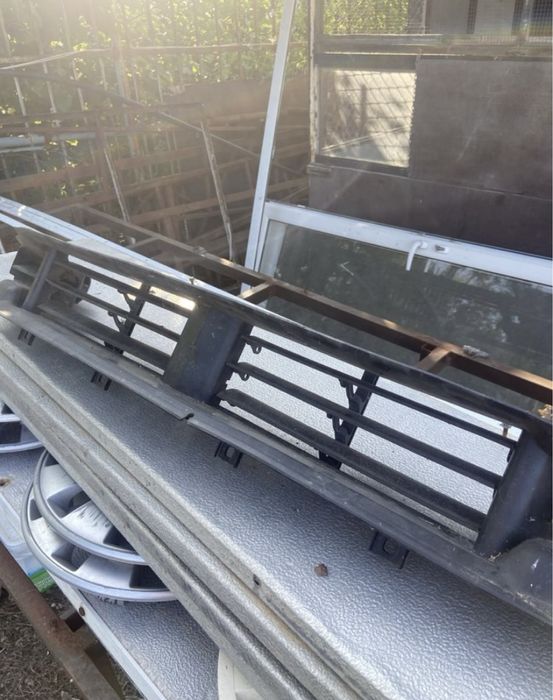 BMW G11/G12 калник желюзи и стойка за фар