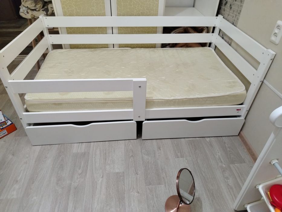 Детская кровать с полками