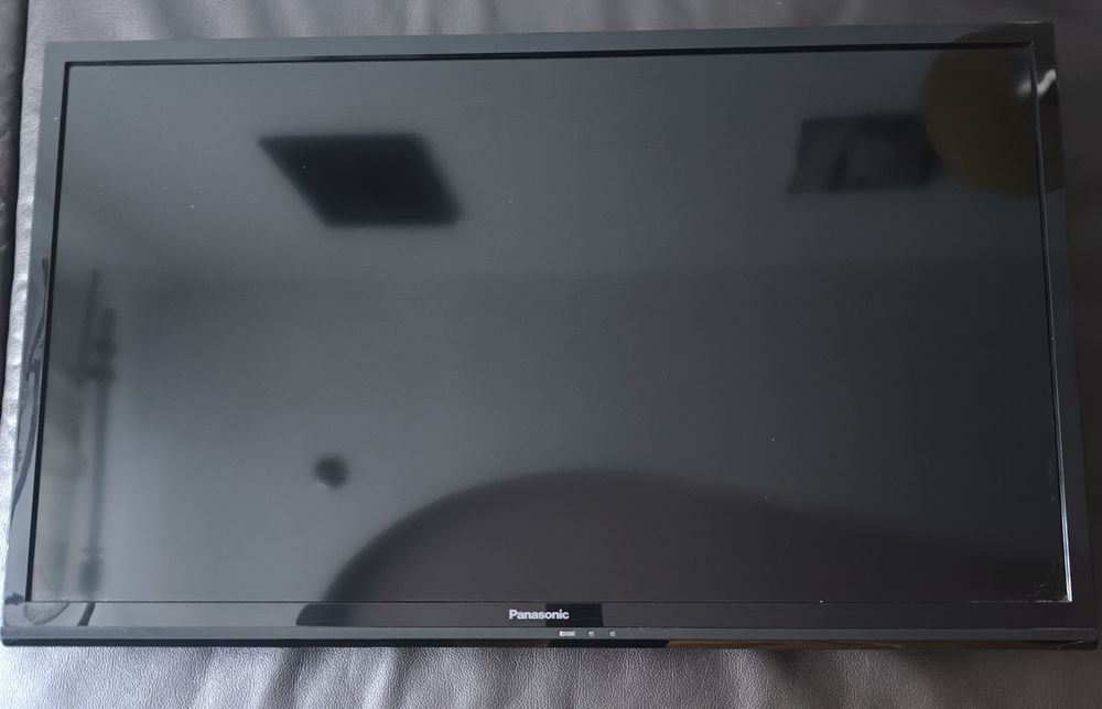 TV Panasonic 32” Full HD + suport perete, perfect funcțional
