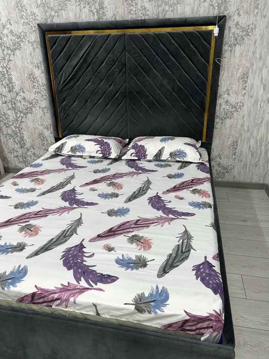 Двуспальная кровать
