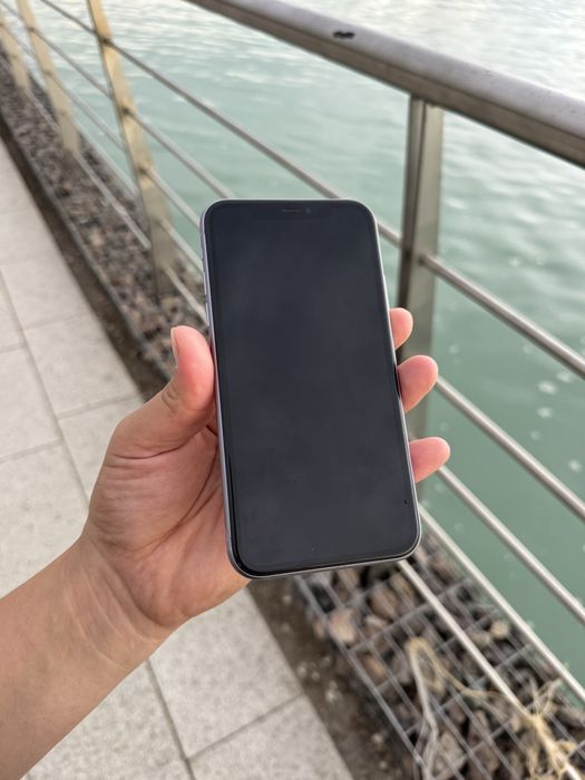 Продам iphone 11 64 г срочно