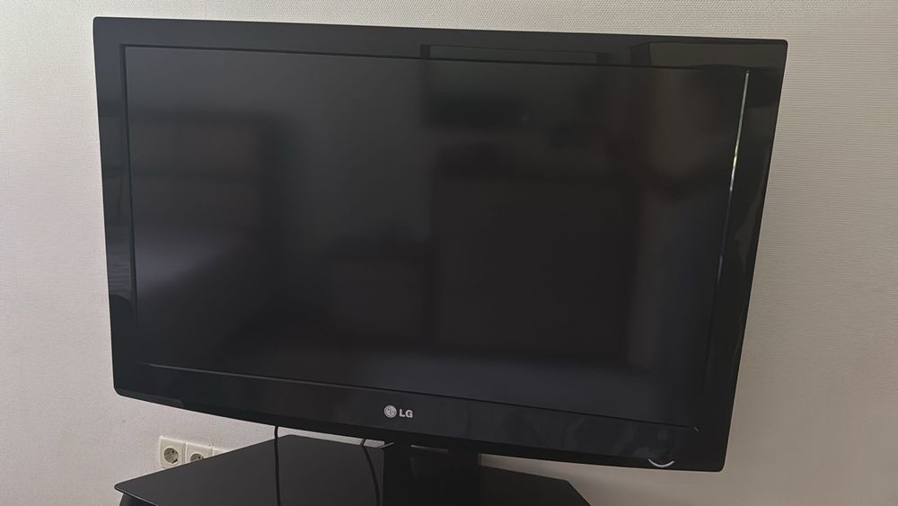 Телевизор LG с подставкой