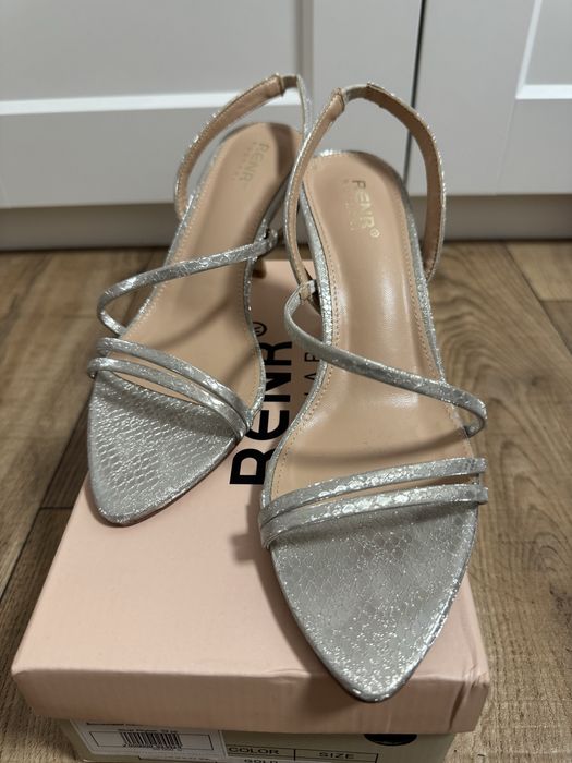 Продам босоножки