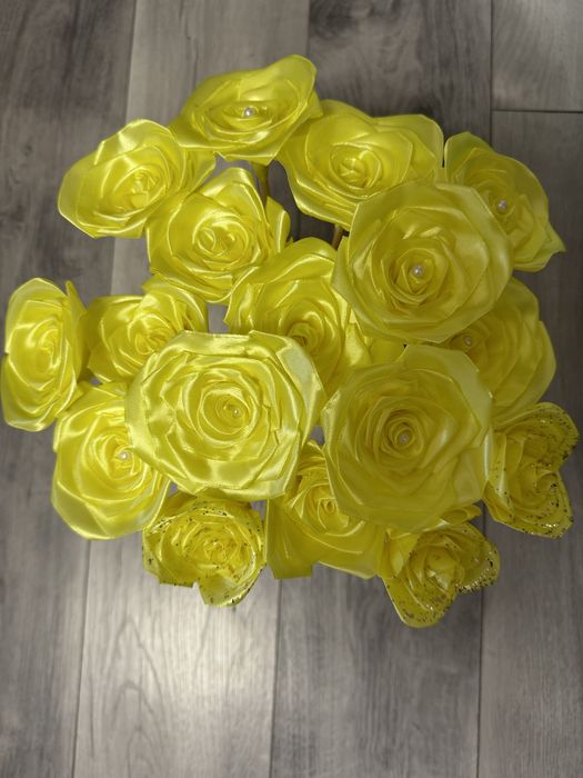 Trandafiri satin buchet culoare galben