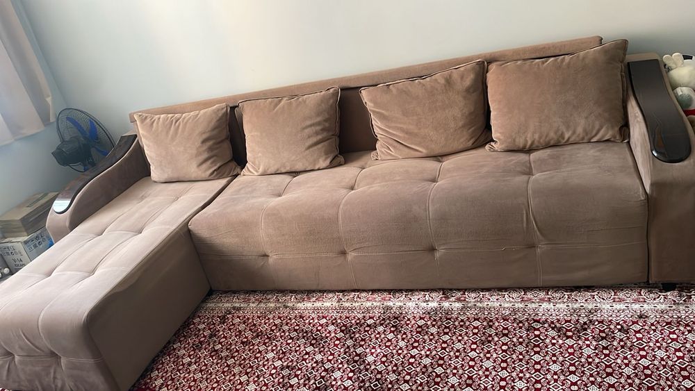 диван и крават и тумбочка