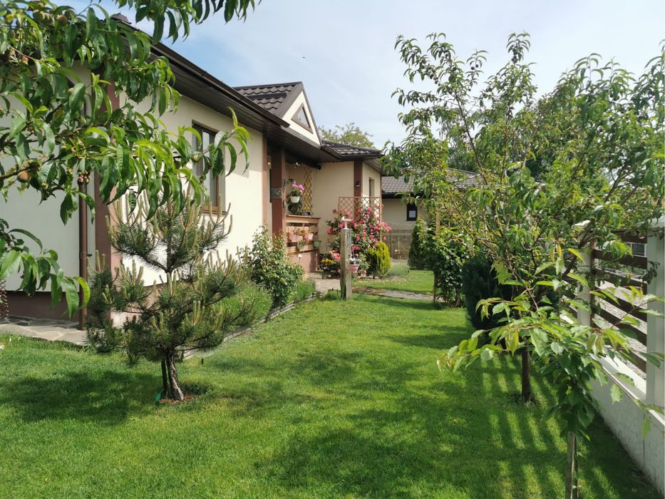 Casa parter  sat Miroslava