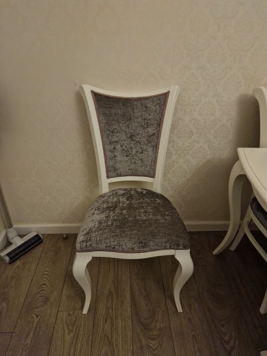 стол для гостиной