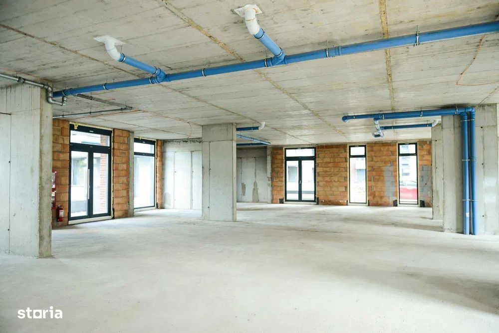 Spatiu comercial cu vitrina, 211.40 mp utili, terasa, parcari, zona Iu
