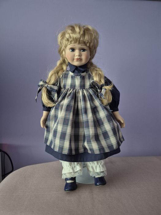 Продавам порцеланова кукла