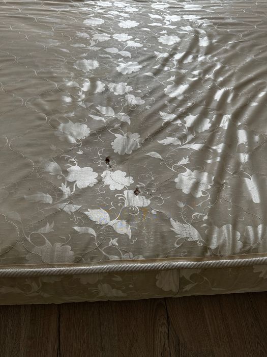 Матрас б/у  200см x 167см
