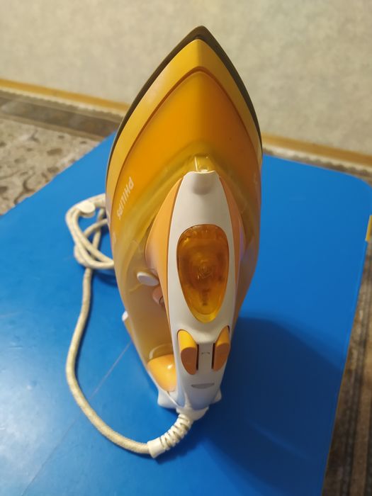 Продам утюг 5000тенге.