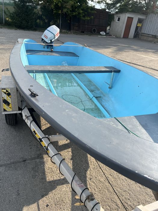 De vanzare barca ,peridoc si motor 5cp 2t sau parsun 5cp 4t pret negociabil .