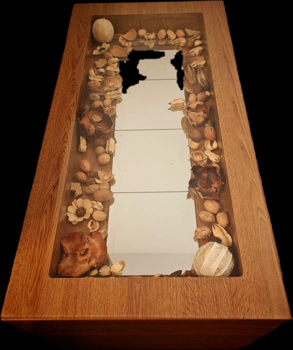 Masa de cafea cu spațiu de decor și spațiu depozitare sau decor