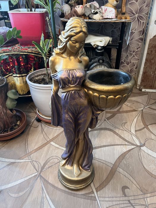 Фигура с кашпо "Девушка в платье"