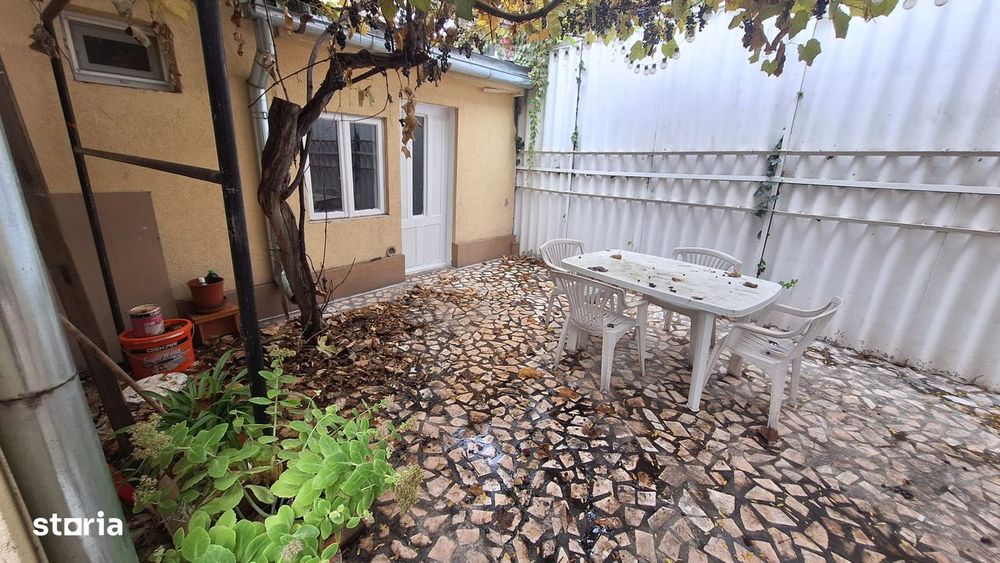 Garsoniera de inchiriat la curte zona Capitol