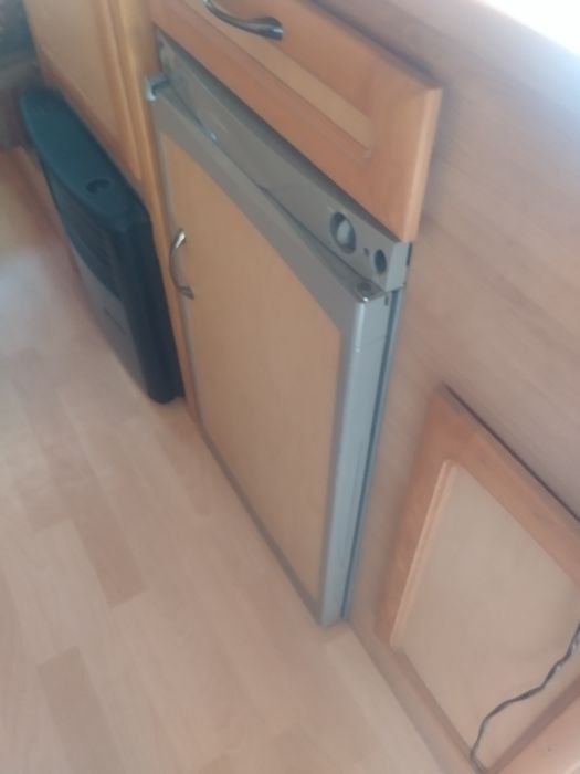 Хладилник за каравана Dometic 12-220 газ кемпер перфектно състоян