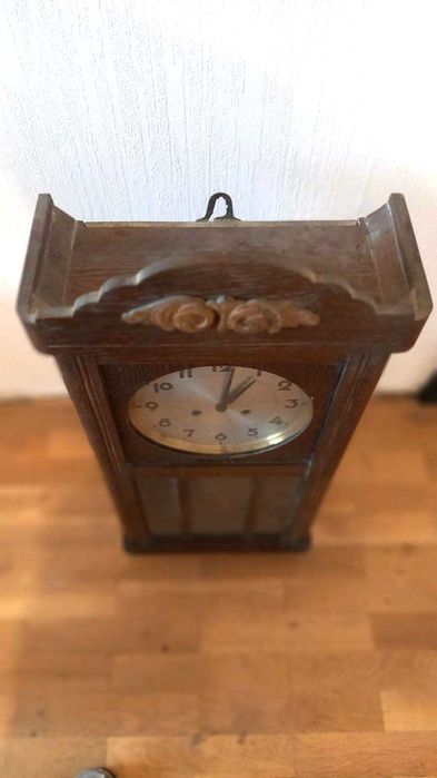 стар автентичен стенен часовник с гонг на цял и половин час