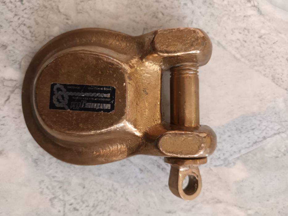 Масивен тежък бронзов сувенир