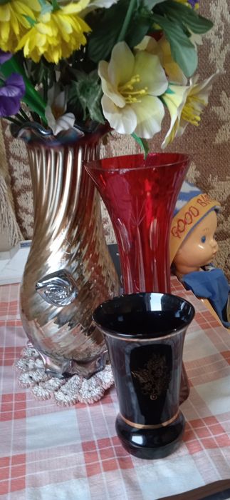 Вазы для цветов,стеклянные,керамические,цветное стекло:чёрное,красное