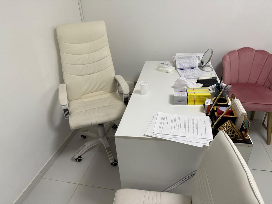 Белое офисное кресло