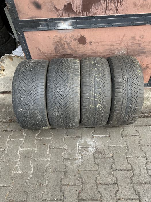Cauciucuri iarna 2 buc 255 35 19 si 2 buc 235 35la 100 ron buc an 2019