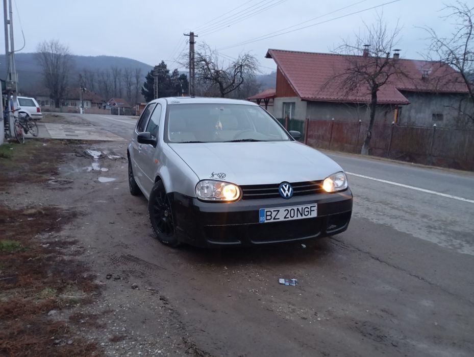 Vând golf 4 mai multe detalii în privat