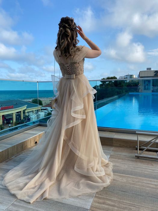 Абитуриентска златиста рокля с воали