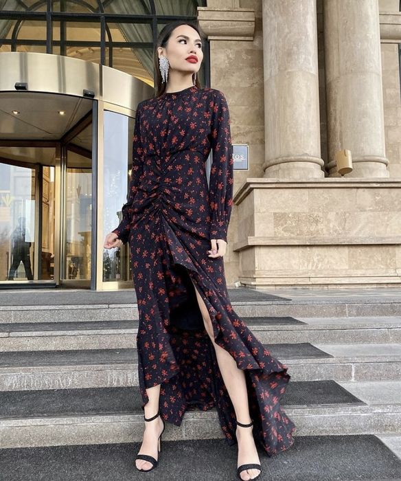 Комбез и платья в продаже