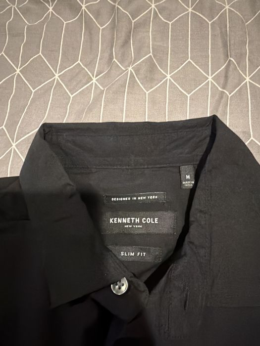 Camasa neagra pentru evenimente este noua dupa cum se vede si in poze are eticheta este marimea M si este slim fit