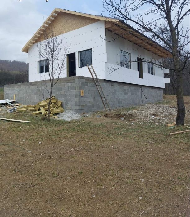 Casele din panouri termoizolante sunt apreciate pentru simplitatea montajului, rentabilitate și rezistența 

Construim case