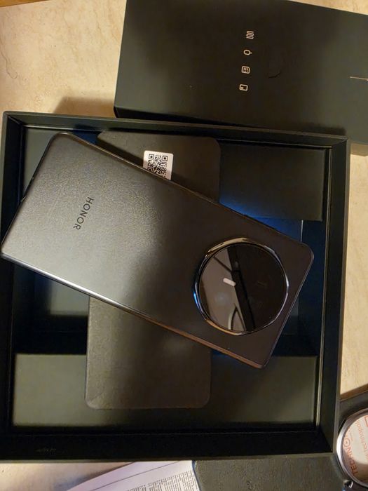 Продавам Honor Magic V5 с гаранция