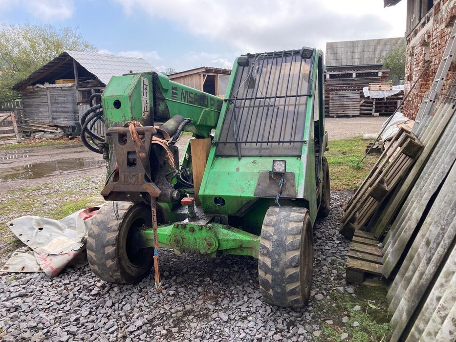 Vând încărcător telescopic Merlo P20.6 SC, an de fabricație 1993. Utilajul este complet din punct de vedere structural, dar are nevoie de atenție.
