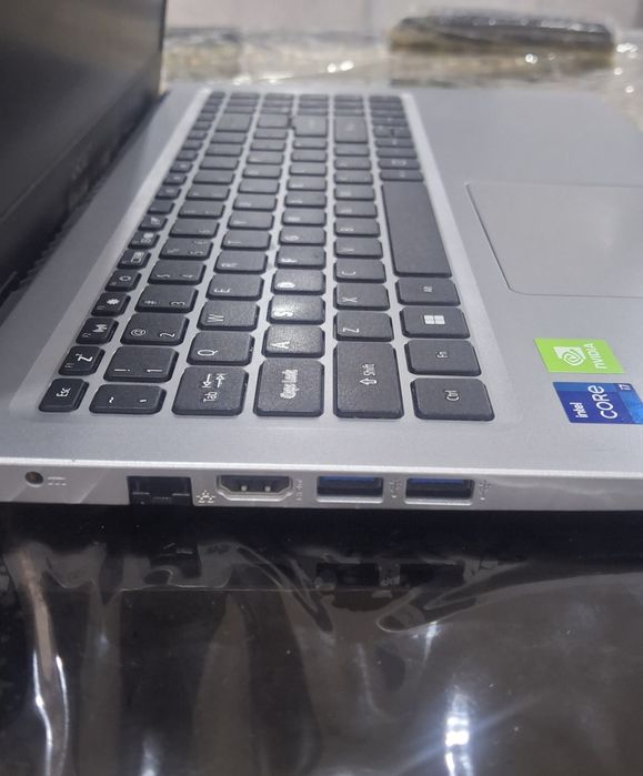 Acer Aspire 3: i7 1165g7 / 8gb / 128gb ssd + 1tb hdd