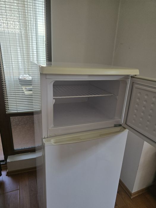 Продава се хладилник с горна камера GAMALUX.Работещ !