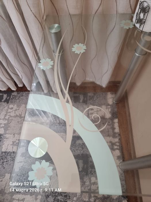 Стол стеклянный кухонный