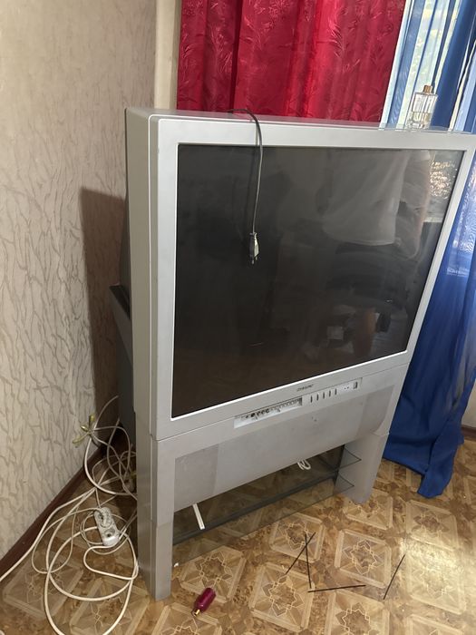 Телевизор огромный старый