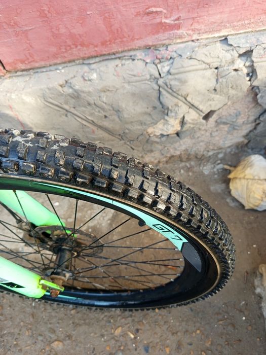 Yurib turgan velik sotiladi