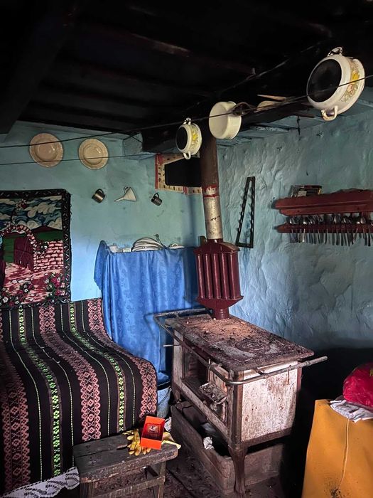 Vand casa traditionala din lemn, pentru relocare, peste 100 ani, 6000 euro neg.