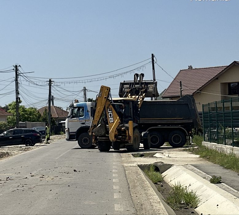 Execut lucrari cu Buldoexcavator si Bascula 8x4