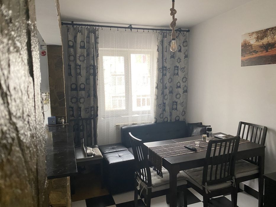 Se închiriază apartament 3 camere, zona PECO, loc de parcare inclus