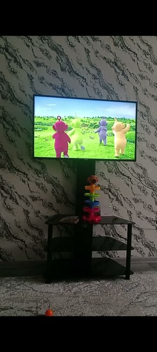 Стеклянная тумба для телевизора
